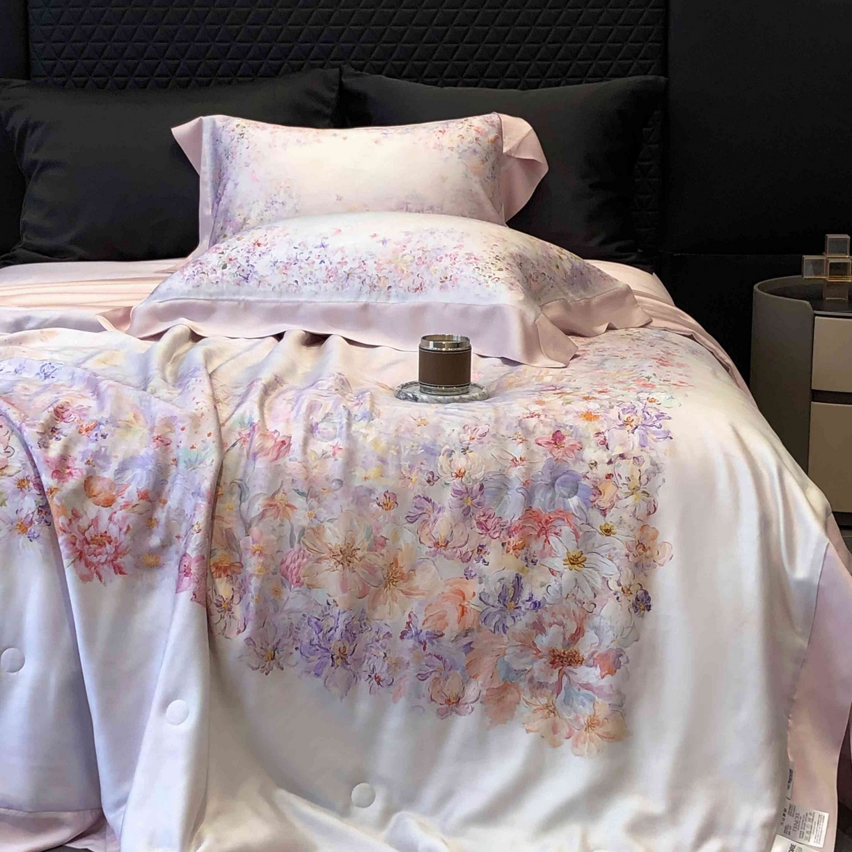 91家纺网 家纺一手货源 找家纺 太古汇家居 2025新款兰精天丝活性数码印花夏被系列 雾中花影-粉色