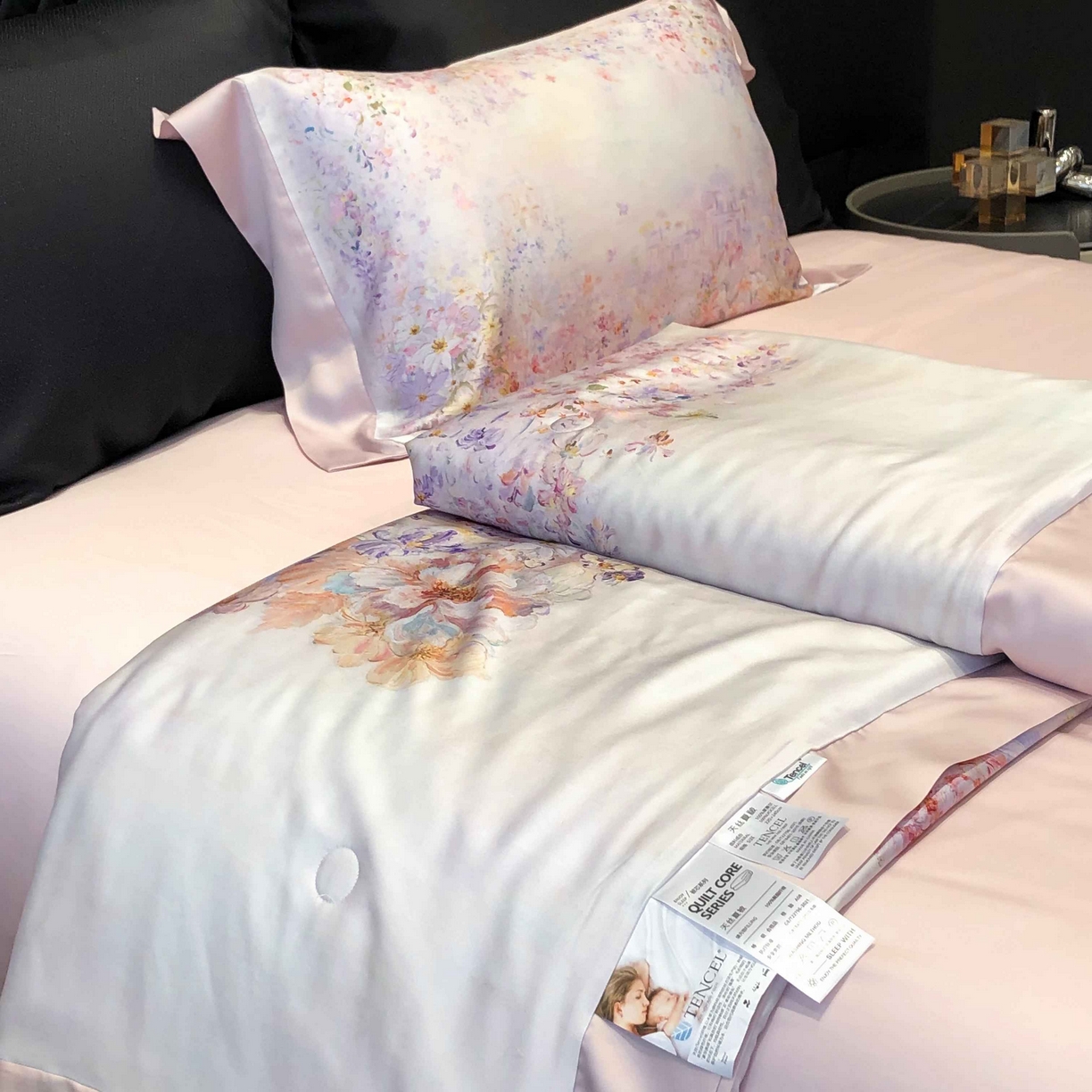 91家纺网 家纺一手货源 找家纺 太古汇家居 2025新款兰精天丝活性数码印花夏被系列 雾中花影-粉色