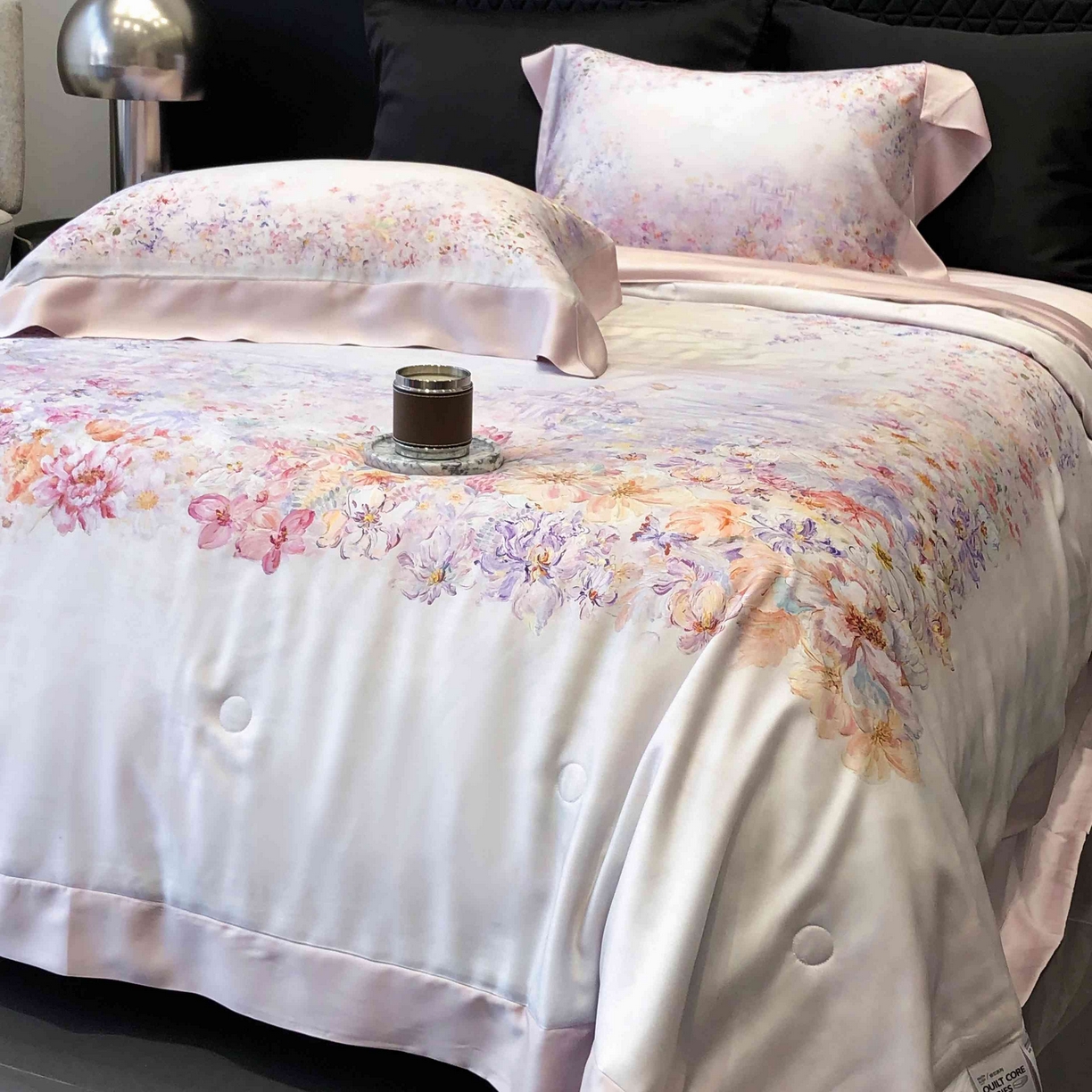 91家纺网 家纺一手货源 找家纺 太古汇家居 2025新款兰精天丝活性数码印花夏被系列 雾中花影-粉色