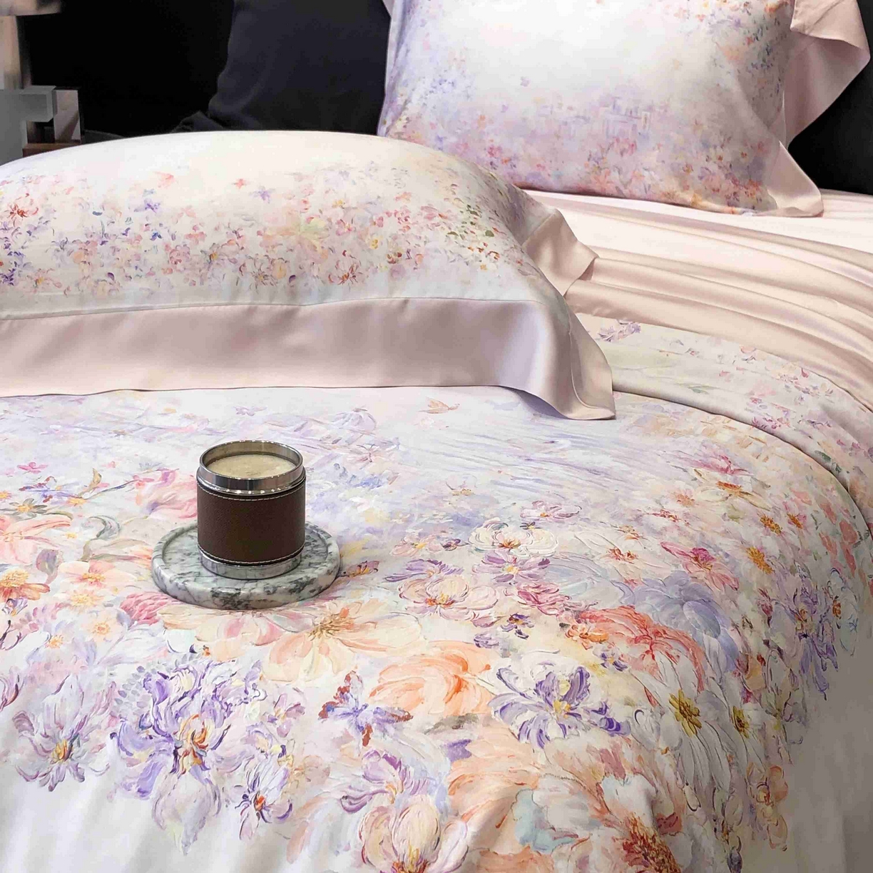 91家纺网 家纺一手货源 找家纺 太古汇家居 2025新款兰精天丝活性数码印花夏被系列 雾中花影-粉色