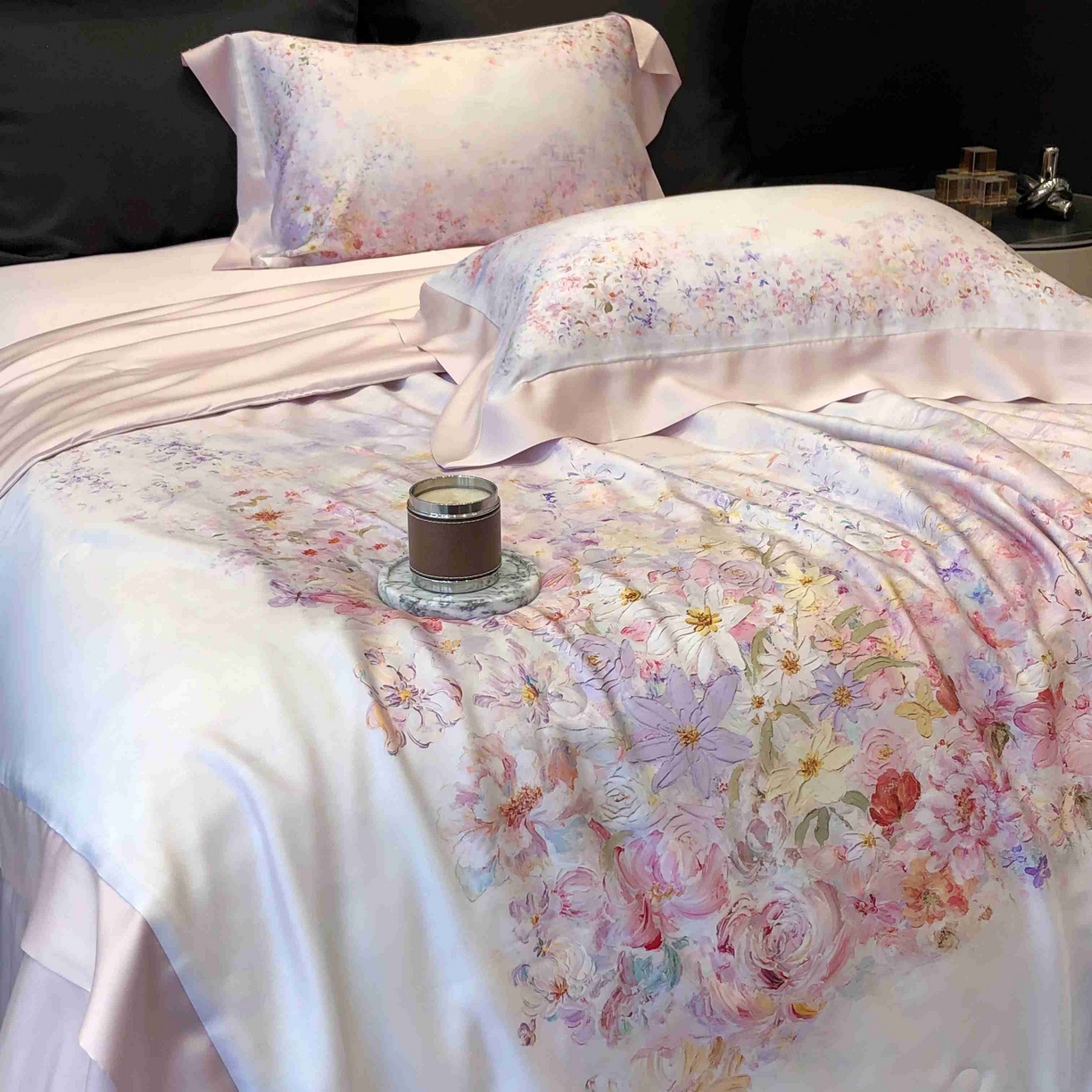 91家纺网 家纺一手货源 找家纺 太古汇家居 2025新款兰精天丝活性数码印花夏被系列 雾中花影-粉色