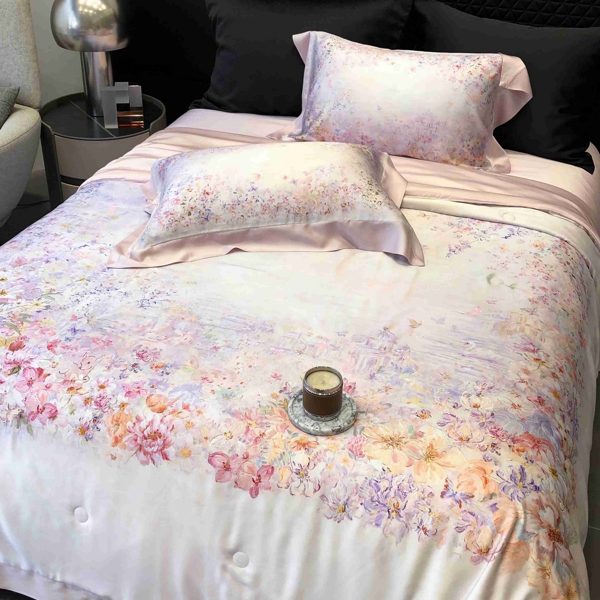 91家纺网 家纺一手货源 找家纺 太古汇家居 2025新款兰精天丝活性数码印花夏被系列 雾中花影-粉色