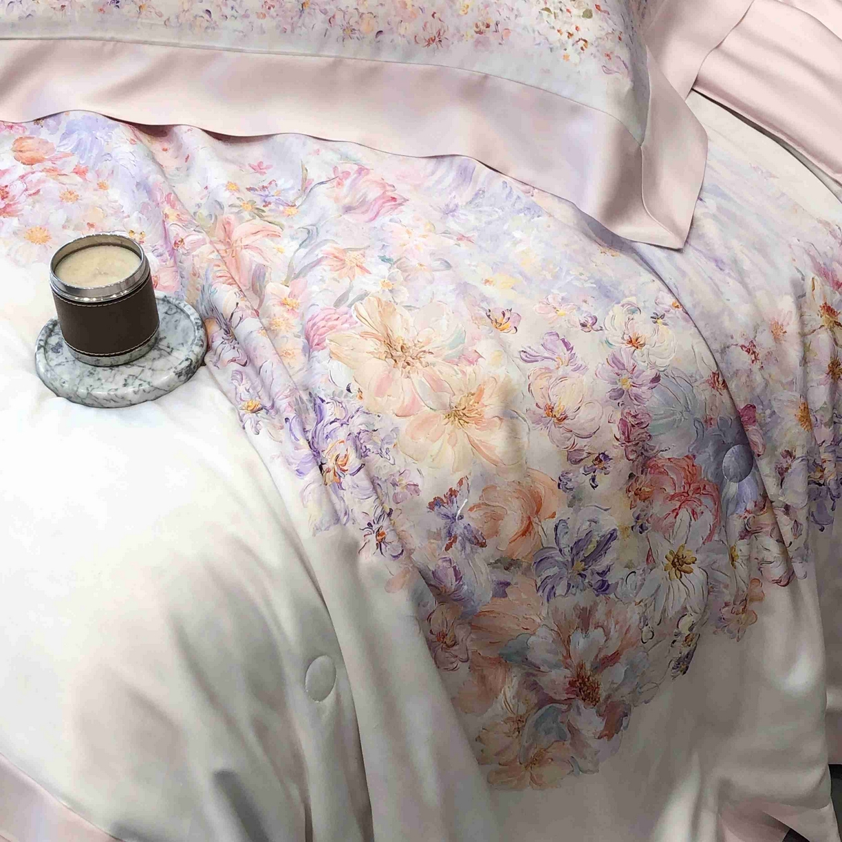 91家纺网 家纺一手货源 找家纺 太古汇家居 2025新款兰精天丝活性数码印花夏被系列 雾中花影-粉色