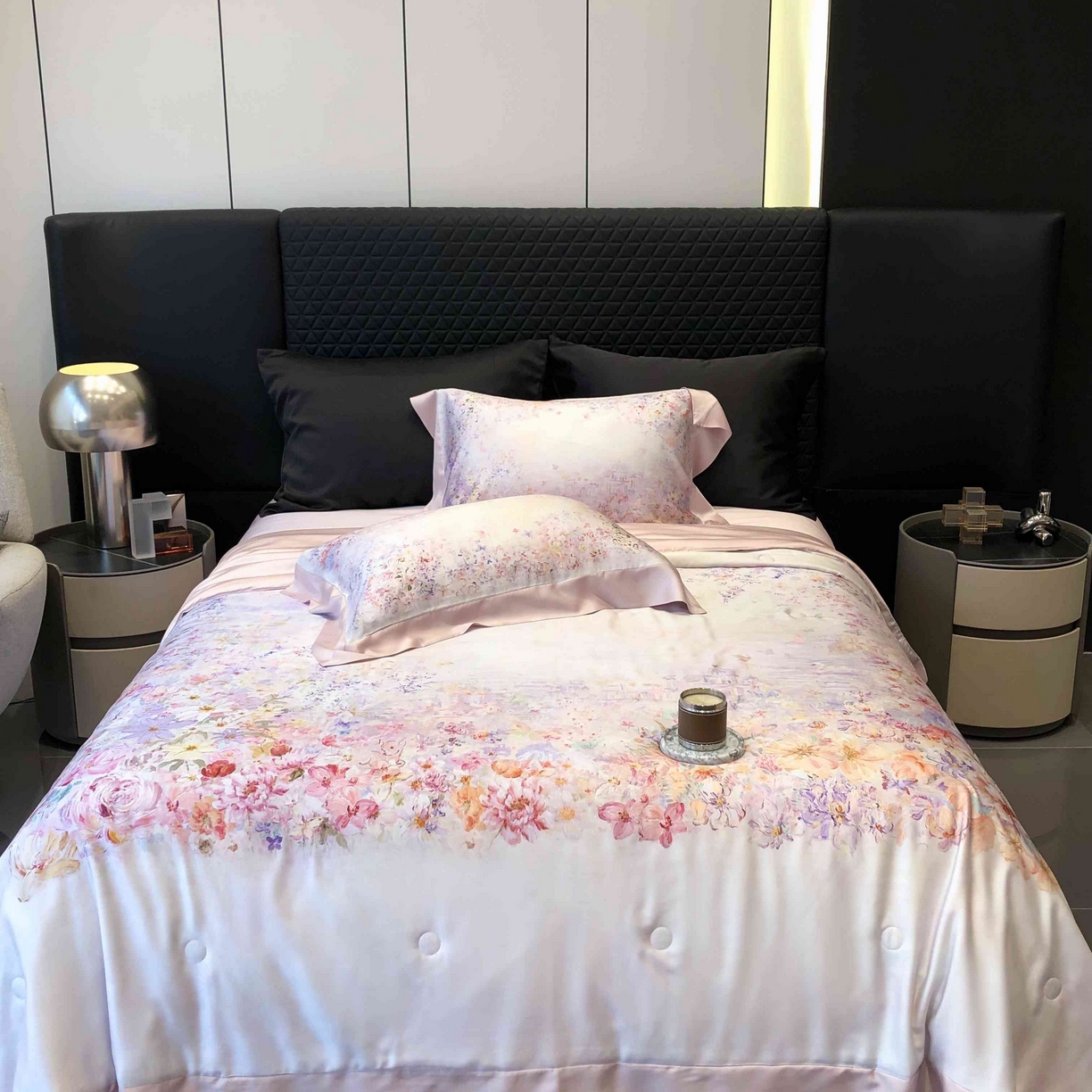 91家纺网 家纺一手货源 找家纺 太古汇家居 2025新款兰精天丝活性数码印花夏被系列 雾中花影-粉色