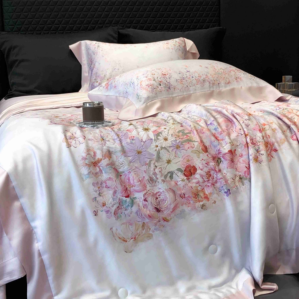 91家纺网 家纺一手货源 找家纺 太古汇家居 2025新款兰精天丝活性数码印花夏被系列 雾中花影-粉色