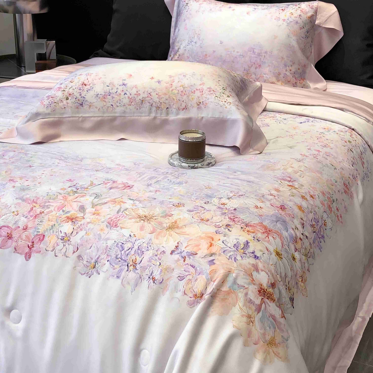 91家纺网 家纺一手货源 找家纺 太古汇家居 2025新款兰精天丝活性数码印花夏被系列 雾中花影-粉色