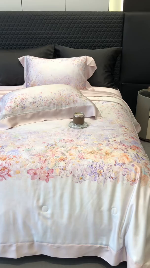 91家纺网 家纺一手货源 找家纺 太古汇家居 2025新款兰精天丝活性数码印花夏被系列 雾中花影-粉色