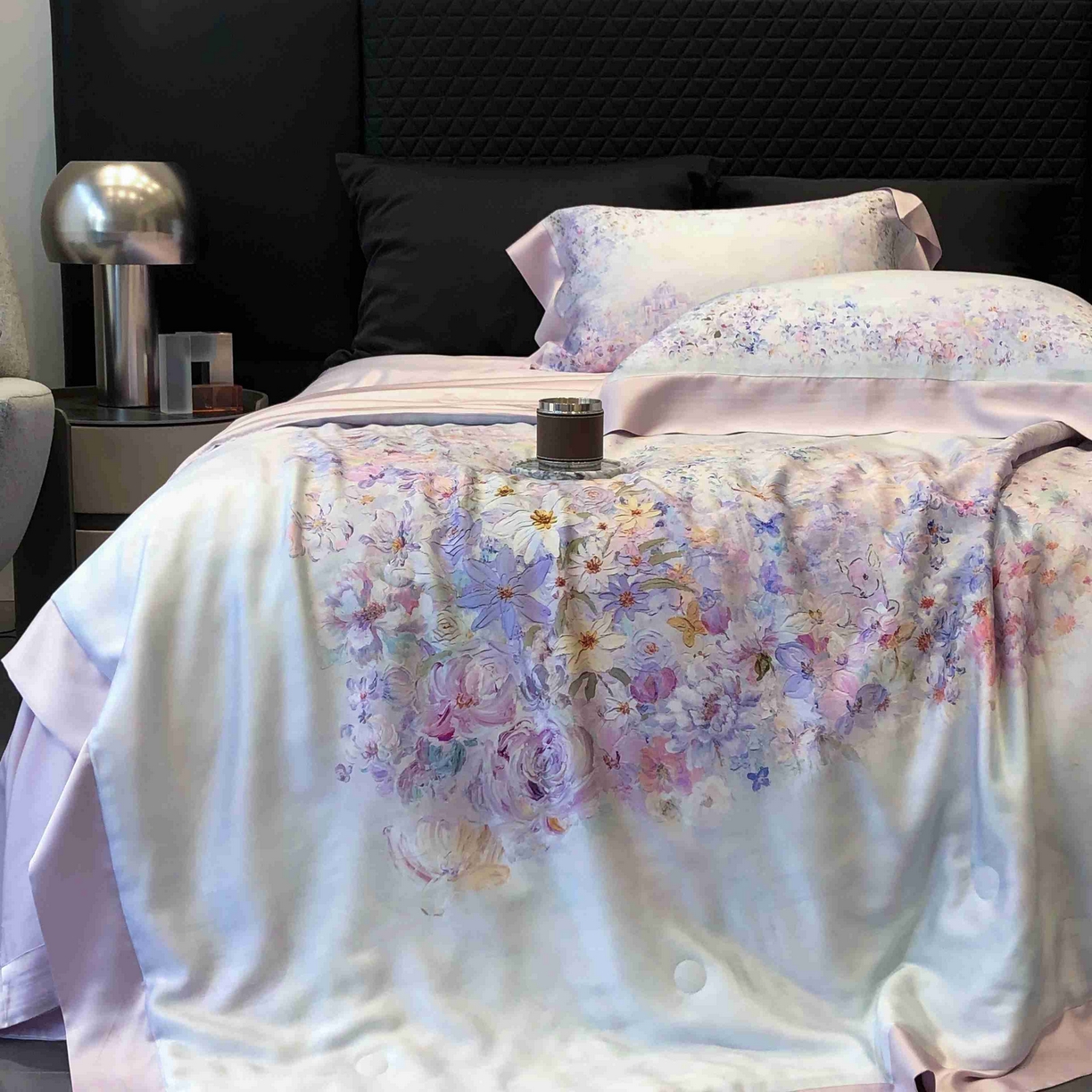 91家纺网 家纺一手货源 找家纺 太古汇家居 2025新款兰精天丝活性数码印花夏被系列 雾中花影-烟紫