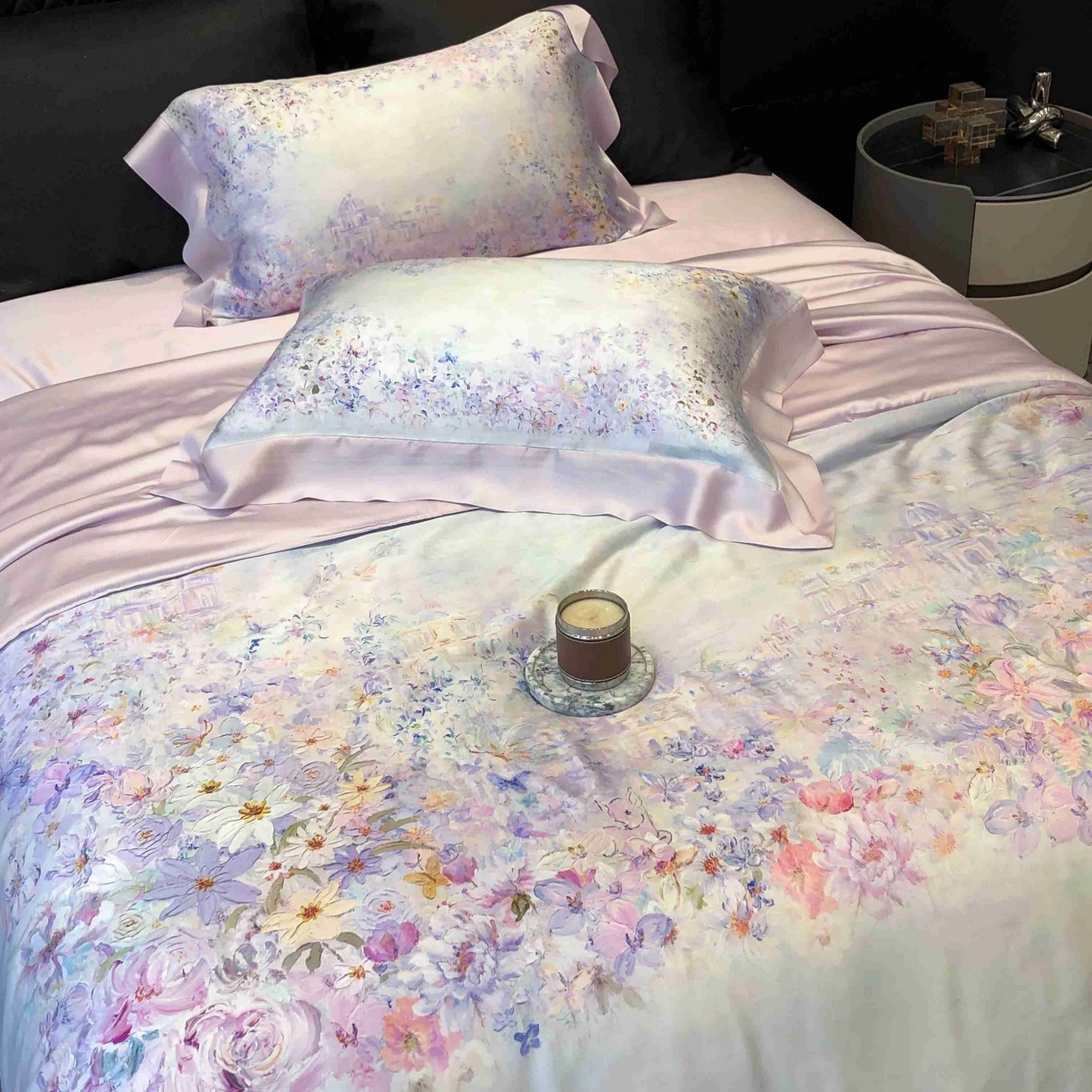 91家纺网 家纺一手货源 找家纺 太古汇家居 2025新款兰精天丝活性数码印花夏被系列 雾中花影-烟紫