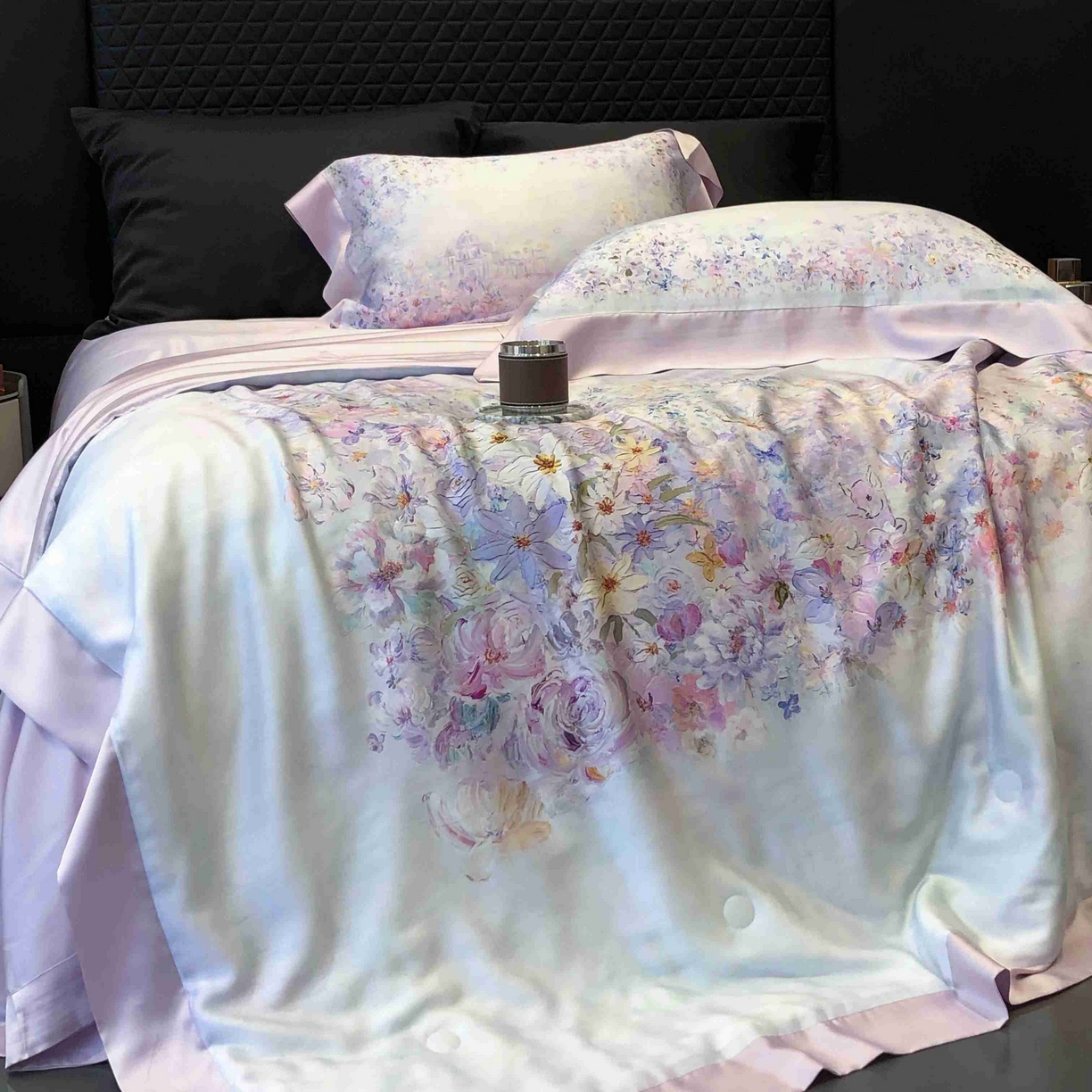 91家纺网 家纺一手货源 找家纺 太古汇家居 2025新款兰精天丝活性数码印花夏被系列 雾中花影-烟紫