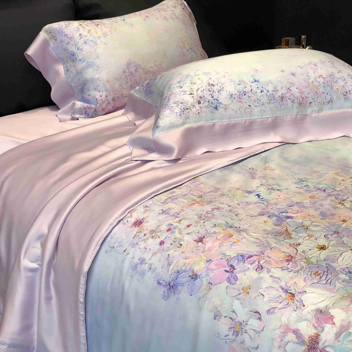 91家纺网 家纺一手货源 找家纺 太古汇家居 2025新款兰精天丝活性数码印花夏被系列 雾中花影-烟紫