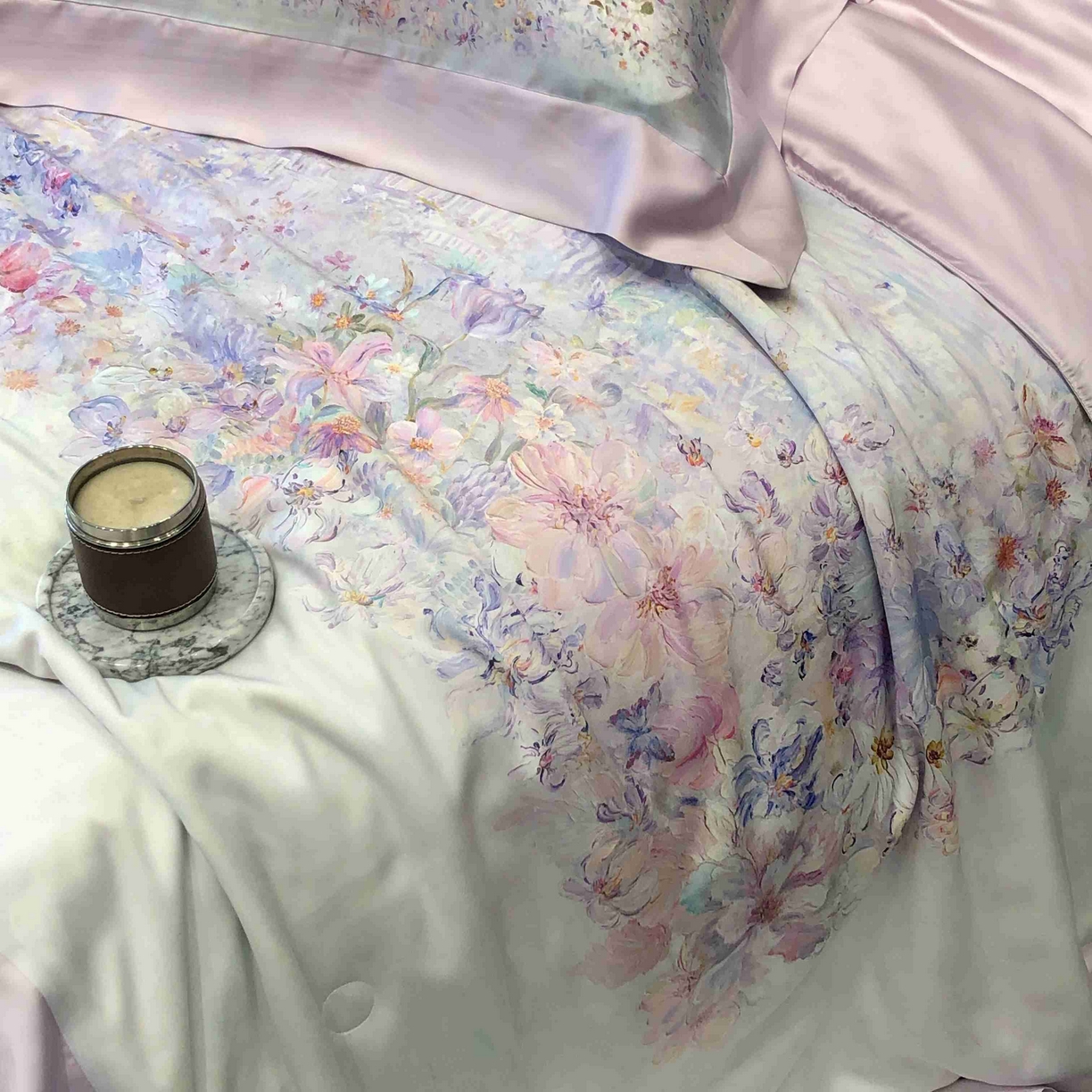 91家纺网 家纺一手货源 找家纺 太古汇家居 2025新款兰精天丝活性数码印花夏被系列 雾中花影-烟紫