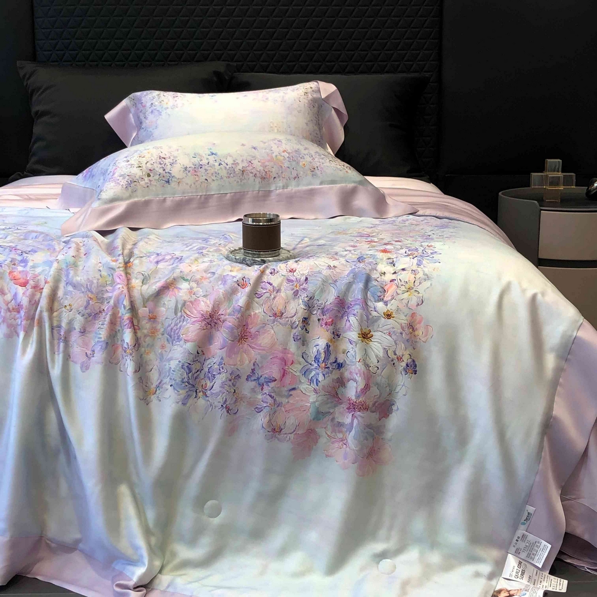 91家纺网 家纺一手货源 找家纺 太古汇家居 2025新款兰精天丝活性数码印花夏被系列 雾中花影-烟紫