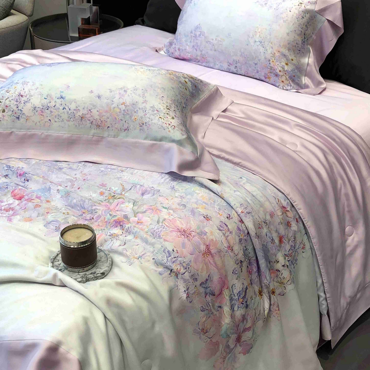 91家纺网 家纺一手货源 找家纺 太古汇家居 2025新款兰精天丝活性数码印花夏被系列 雾中花影-烟紫