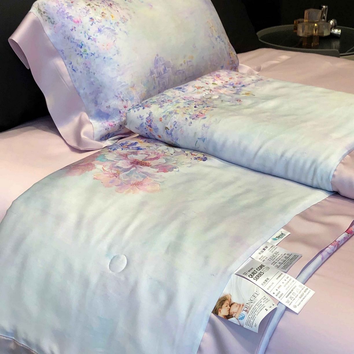 91家纺网 家纺一手货源 找家纺 太古汇家居 2025新款兰精天丝活性数码印花夏被系列 雾中花影-烟紫