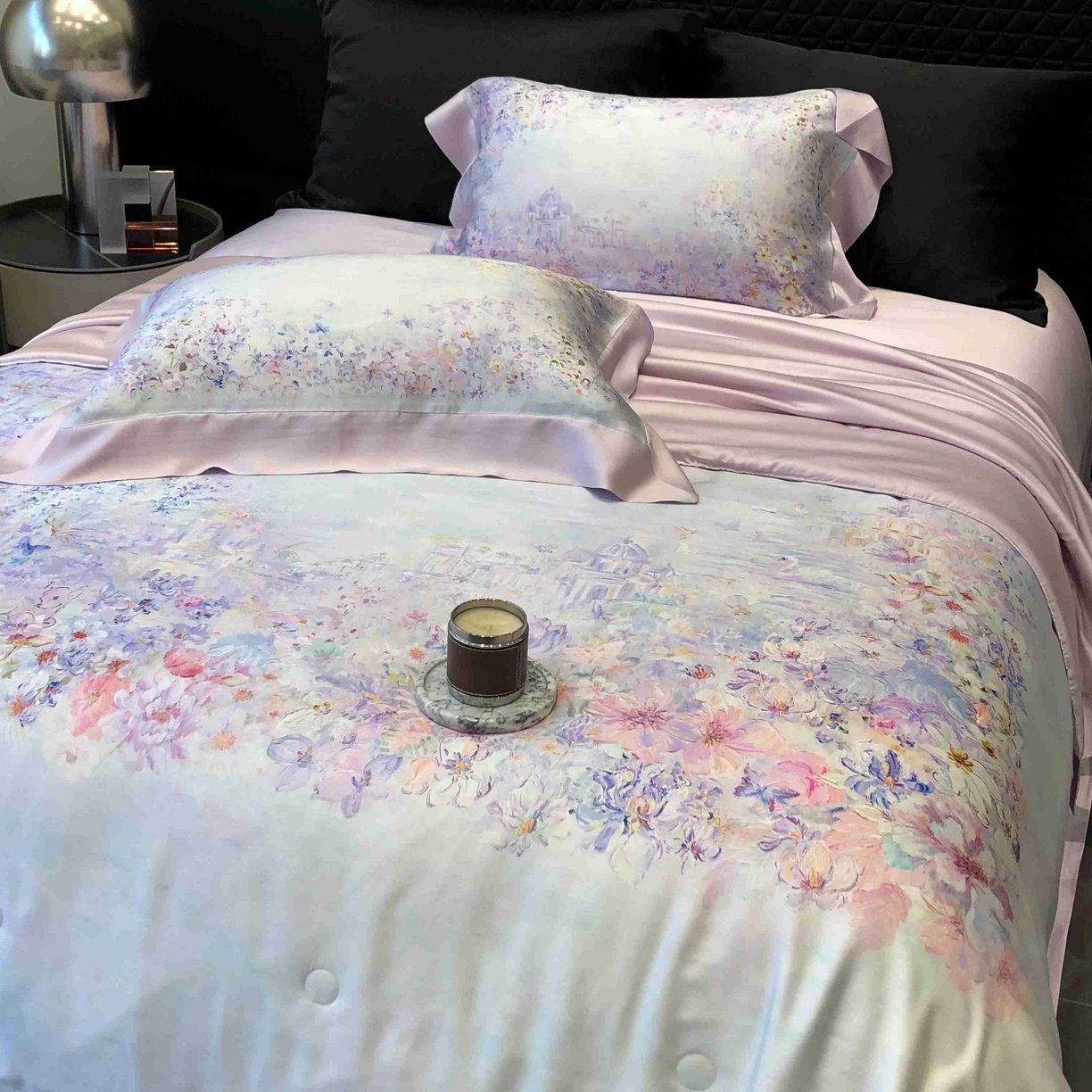 91家纺网 家纺一手货源 找家纺 太古汇家居 2025新款兰精天丝活性数码印花夏被系列 雾中花影-烟紫