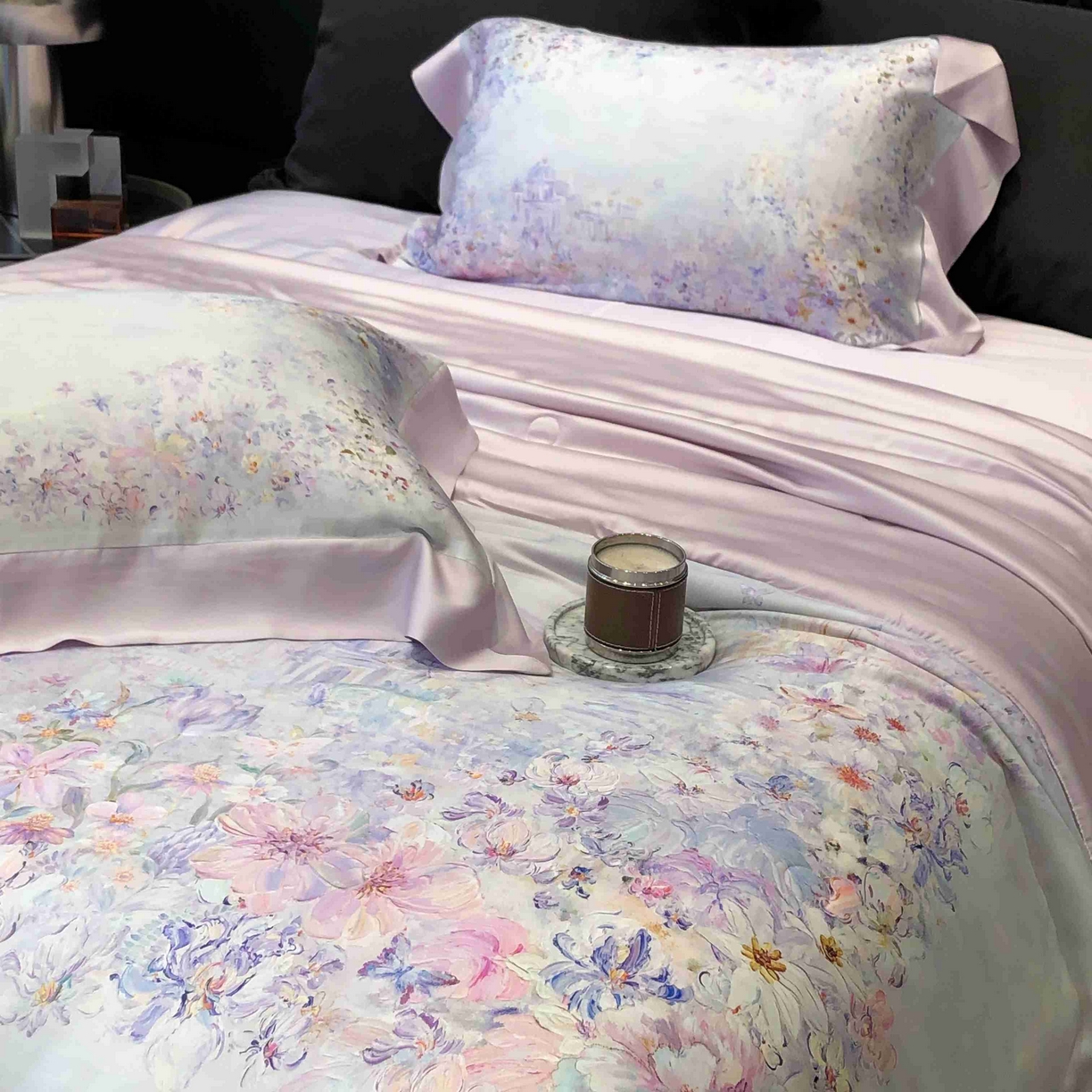 91家纺网 家纺一手货源 找家纺 太古汇家居 2025新款兰精天丝活性数码印花夏被系列 雾中花影-烟紫