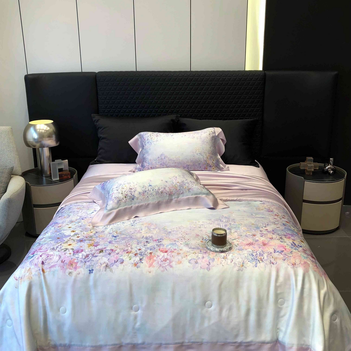 91家纺网 家纺一手货源 找家纺 太古汇家居 2025新款兰精天丝活性数码印花夏被系列 雾中花影-烟紫