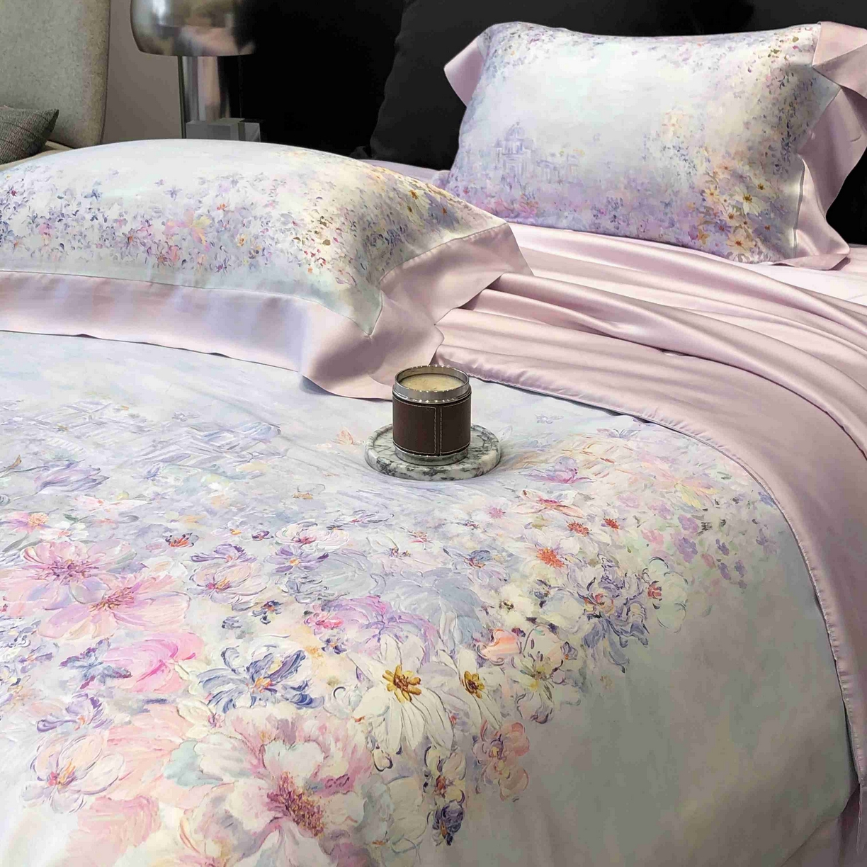 91家纺网 家纺一手货源 找家纺 太古汇家居 2025新款兰精天丝活性数码印花夏被系列 雾中花影-烟紫