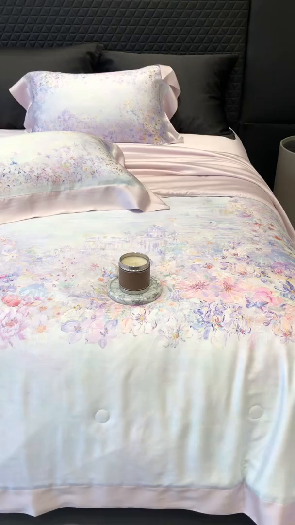 91家纺网 家纺一手货源 找家纺 太古汇家居 2025新款兰精天丝活性数码印花夏被系列 雾中花影-烟紫