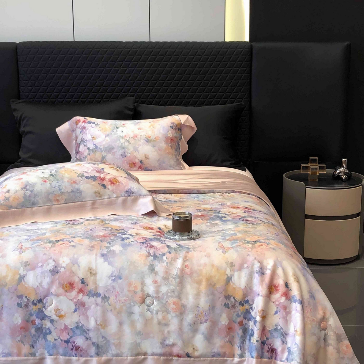 91家纺网 家纺一手货源 找家纺 太古汇家居 2025新款兰精天丝活性数码印花夏被系列 一亩花田-粉色