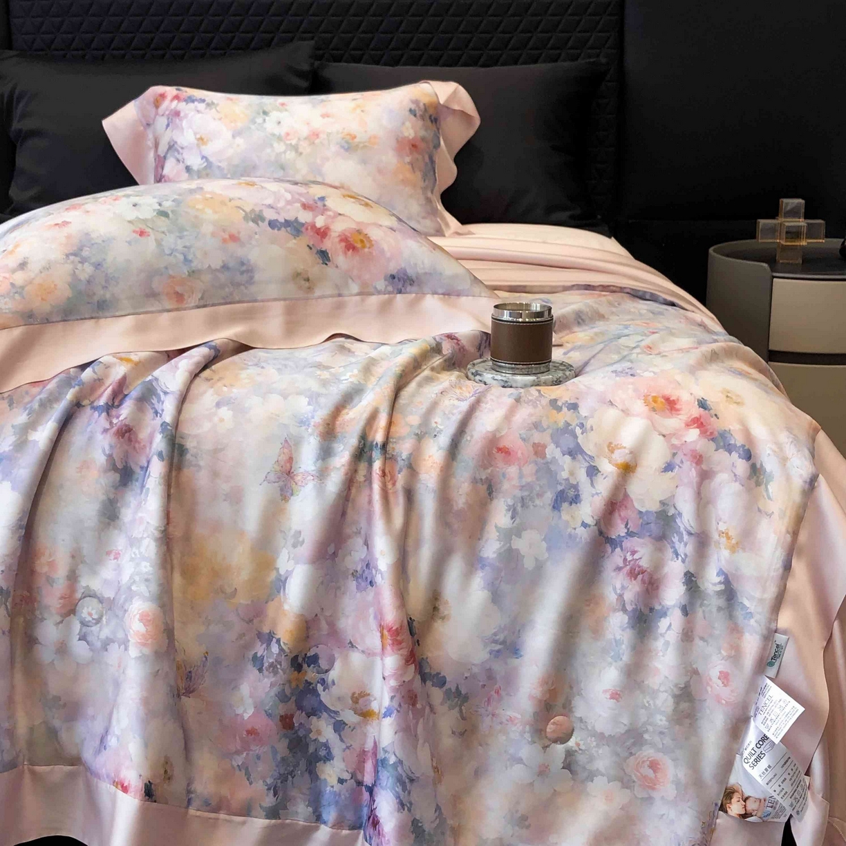 91家纺网 家纺一手货源 找家纺 太古汇家居 2025新款兰精天丝活性数码印花夏被系列 一亩花田-粉色