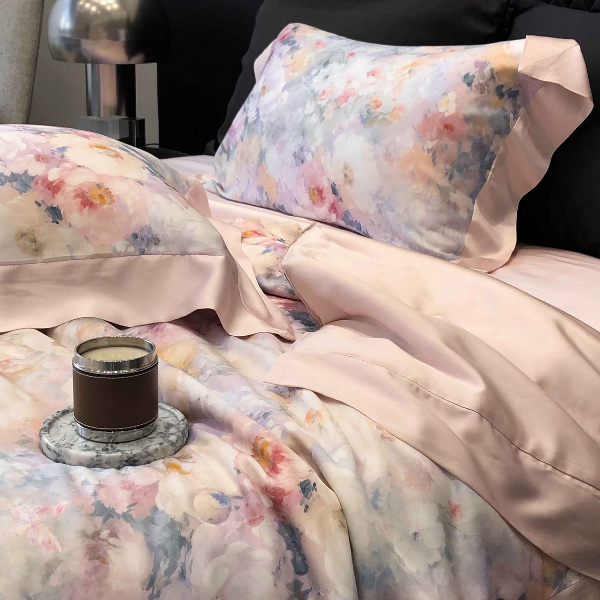 91家纺网 家纺一手货源 找家纺 太古汇家居 2025新款兰精天丝活性数码印花夏被系列 一亩花田-粉色