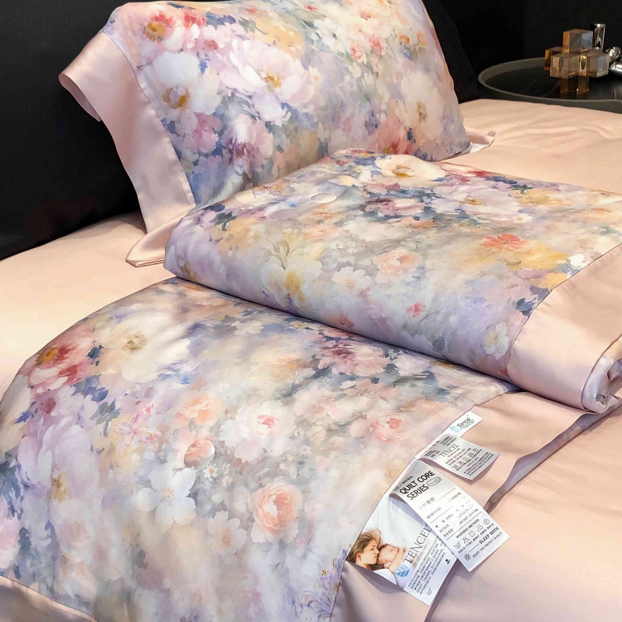 91家纺网 家纺一手货源 找家纺 太古汇家居 2025新款兰精天丝活性数码印花夏被系列 一亩花田-粉色