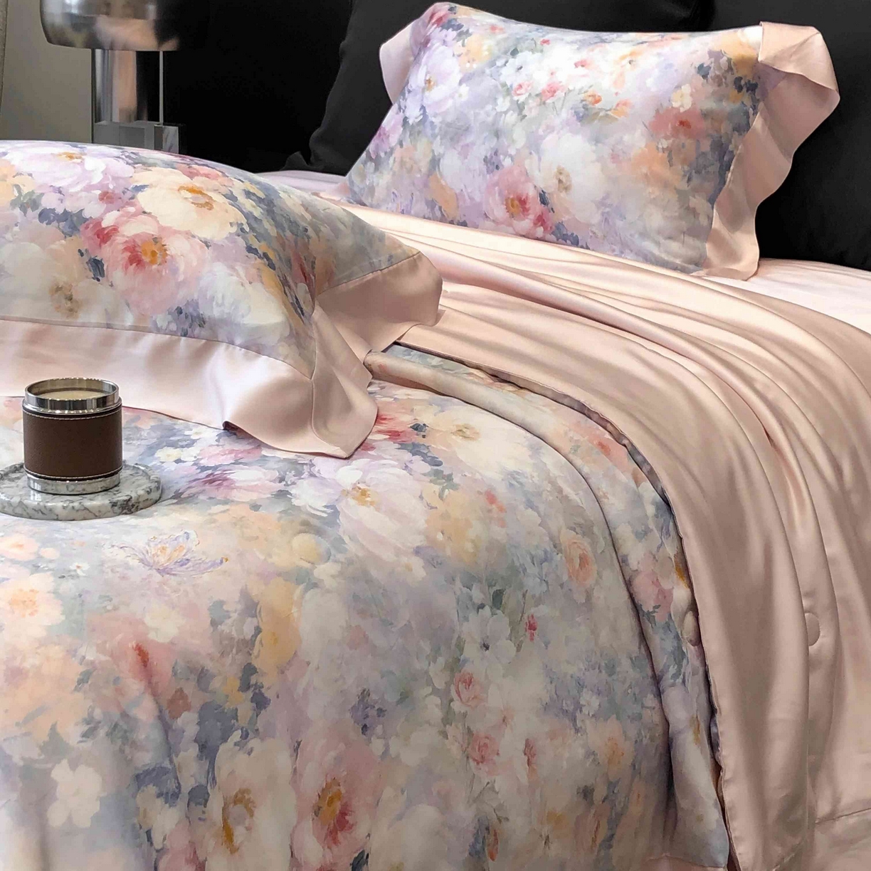 91家纺网 家纺一手货源 找家纺 太古汇家居 2025新款兰精天丝活性数码印花夏被系列 一亩花田-粉色