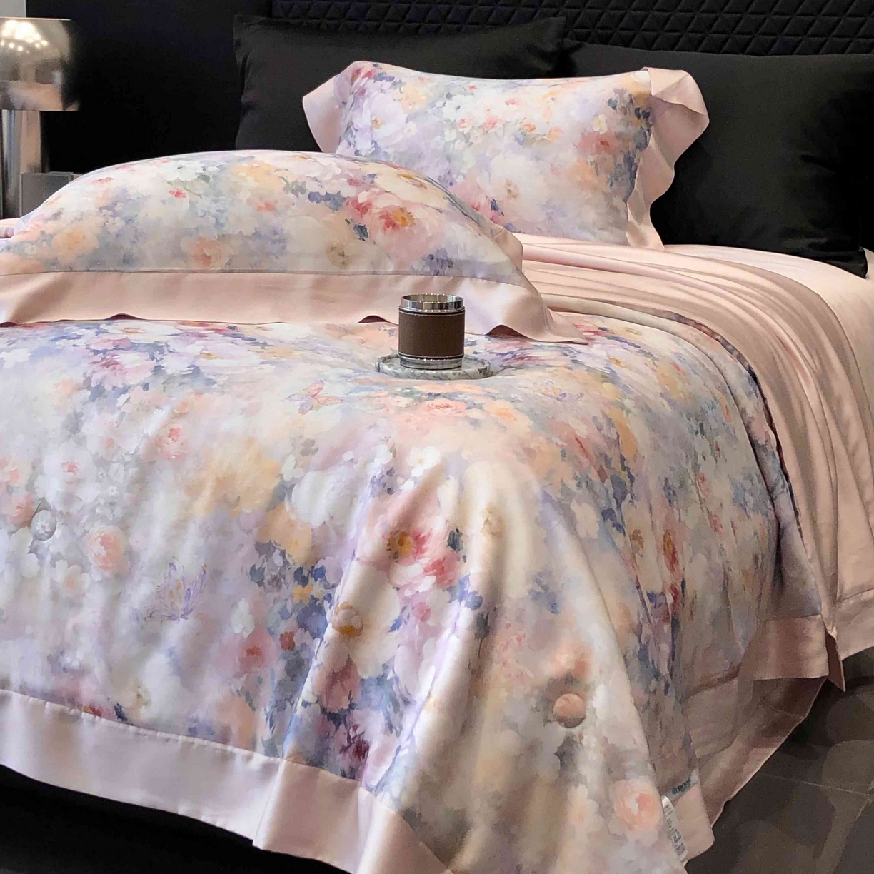 91家纺网 家纺一手货源 找家纺 太古汇家居 2025新款兰精天丝活性数码印花夏被系列 一亩花田-粉色