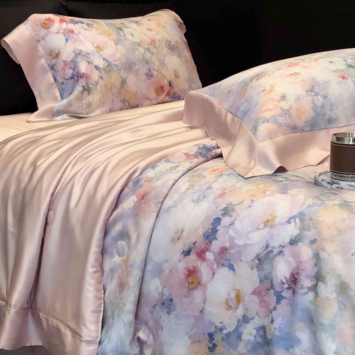 91家纺网 家纺一手货源 找家纺 太古汇家居 2025新款兰精天丝活性数码印花夏被系列 一亩花田-粉色