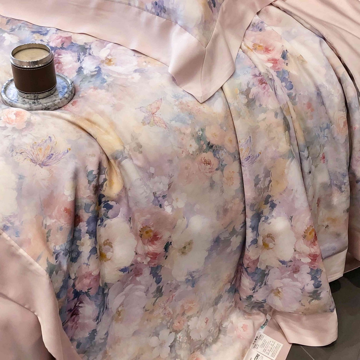 91家纺网 家纺一手货源 找家纺 太古汇家居 2025新款兰精天丝活性数码印花夏被系列 一亩花田-粉色