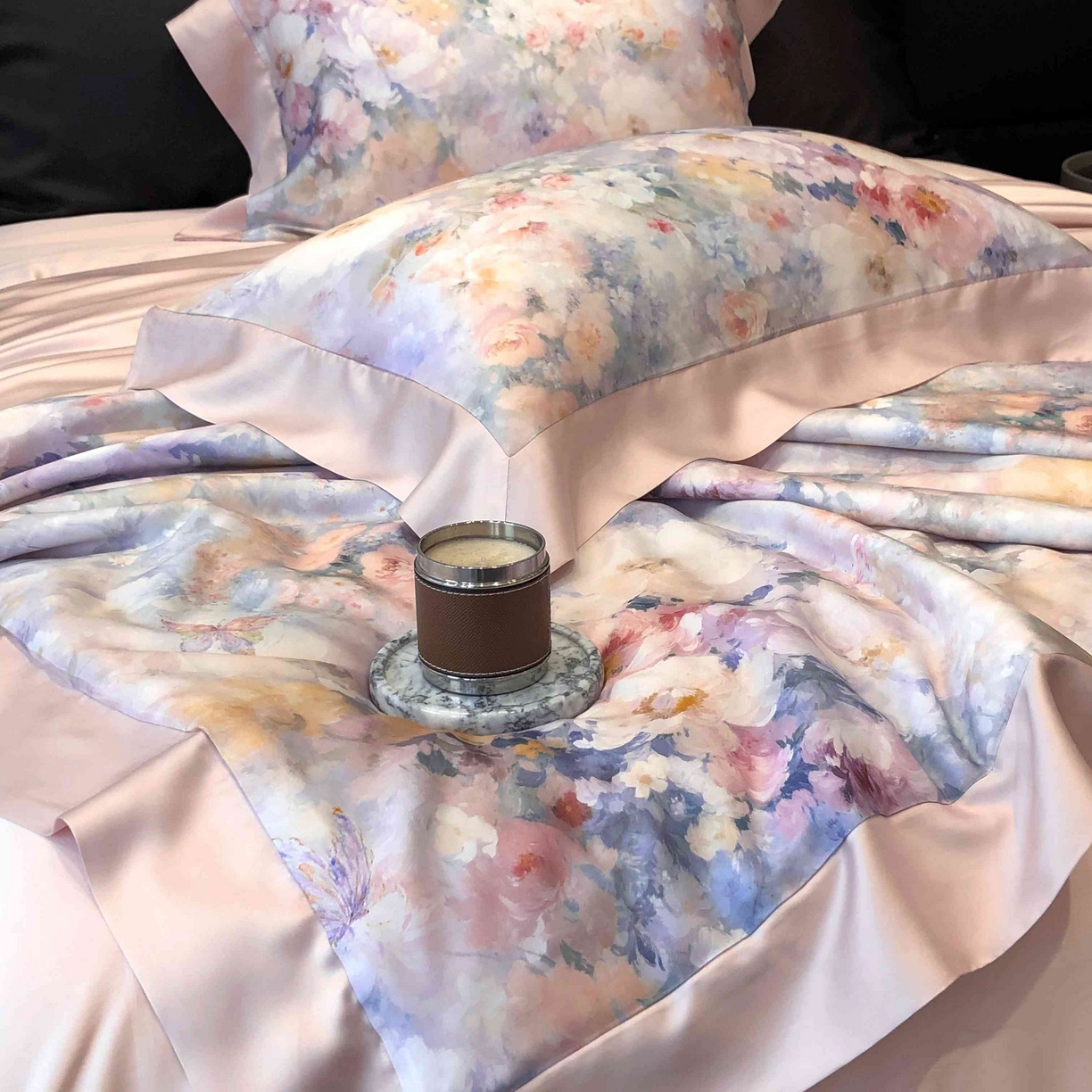 91家纺网 家纺一手货源 找家纺 太古汇家居 2025新款兰精天丝活性数码印花夏被系列 一亩花田-粉色