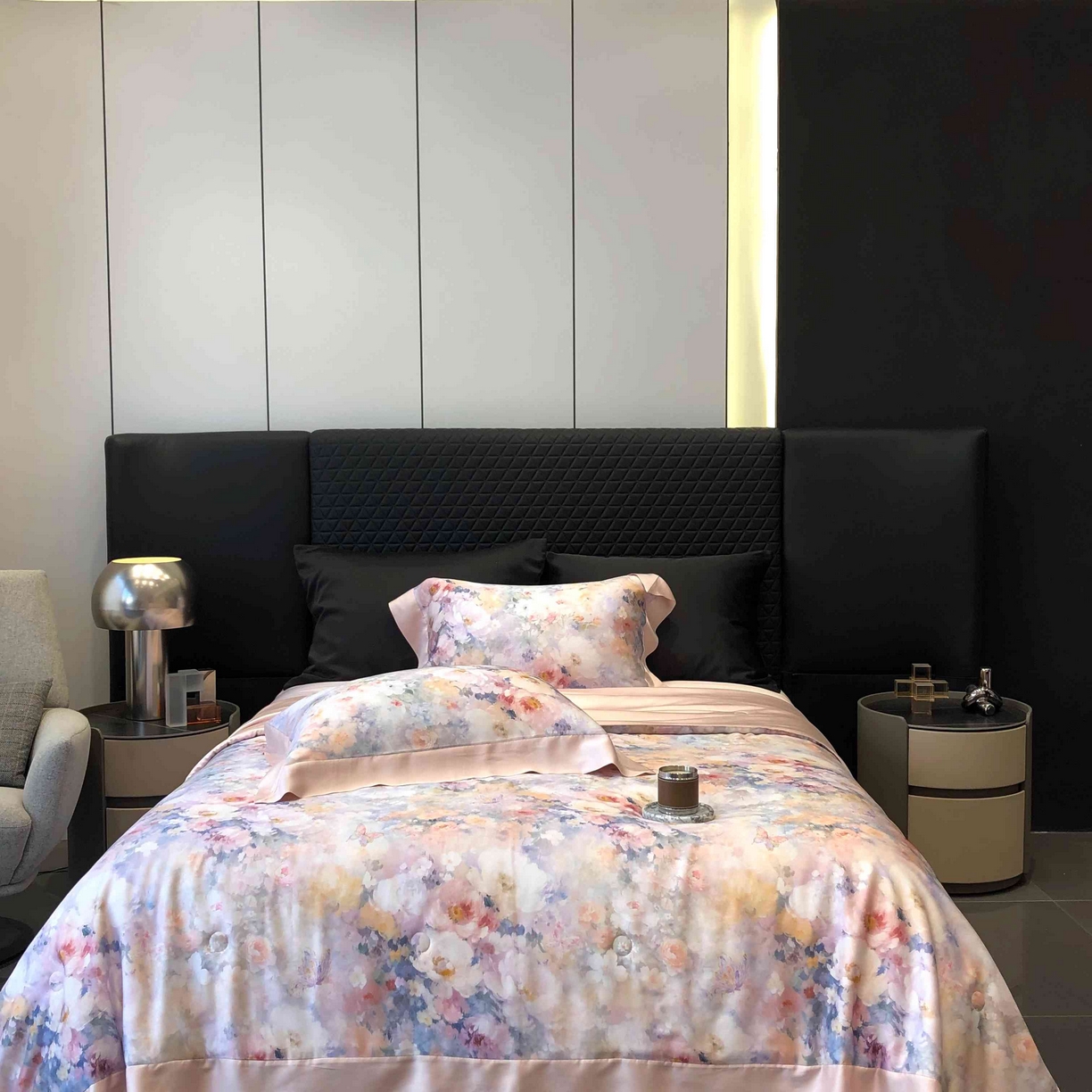 91家纺网 家纺一手货源 找家纺 太古汇家居 2025新款兰精天丝活性数码印花夏被系列 一亩花田-粉色