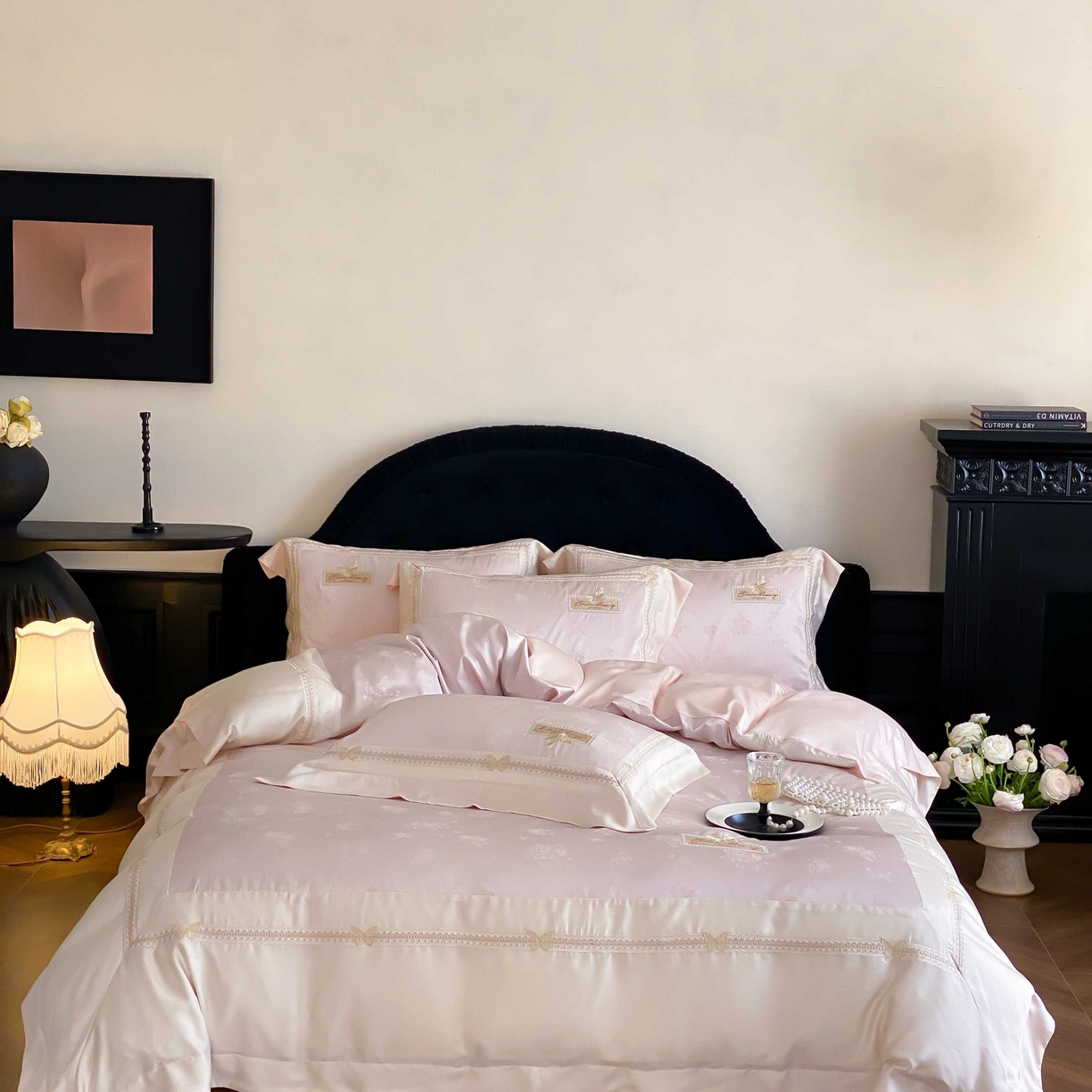 91家纺网 家纺一手货源 找家纺 太古汇家居 2025新款天丝高精密提花+绣花“花间蝶影”系列四件套 花间蝶影-粉色