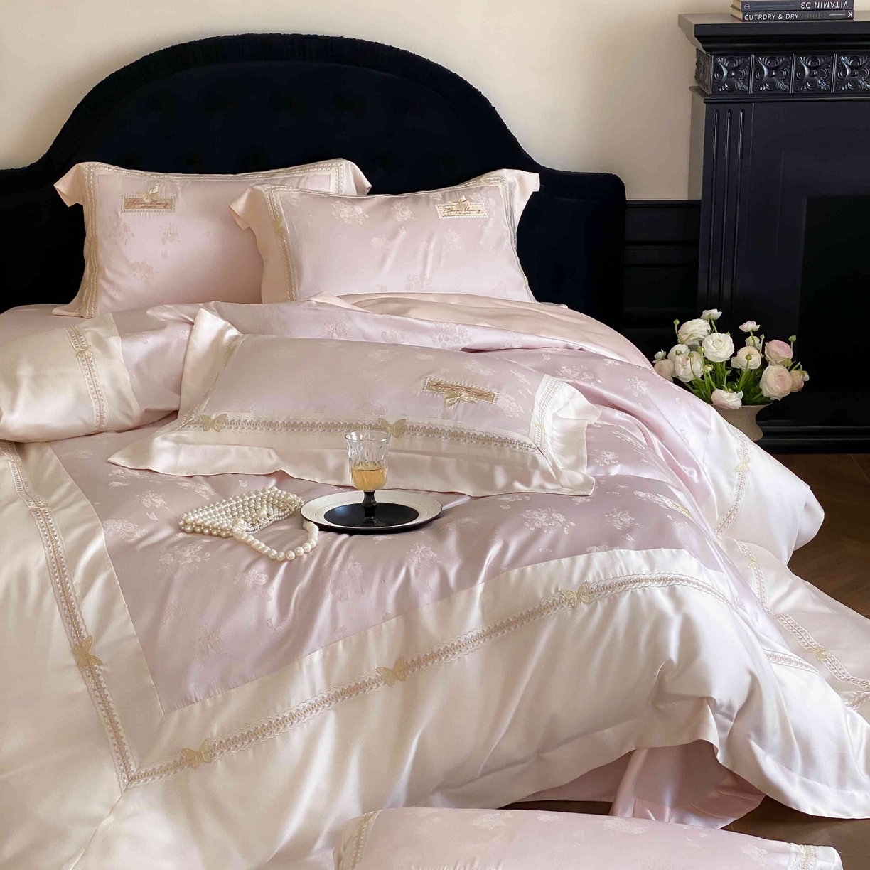 91家纺网 家纺一手货源 找家纺 太古汇家居 2025新款天丝高精密提花+绣花“花间蝶影”系列四件套 花间蝶影-粉色