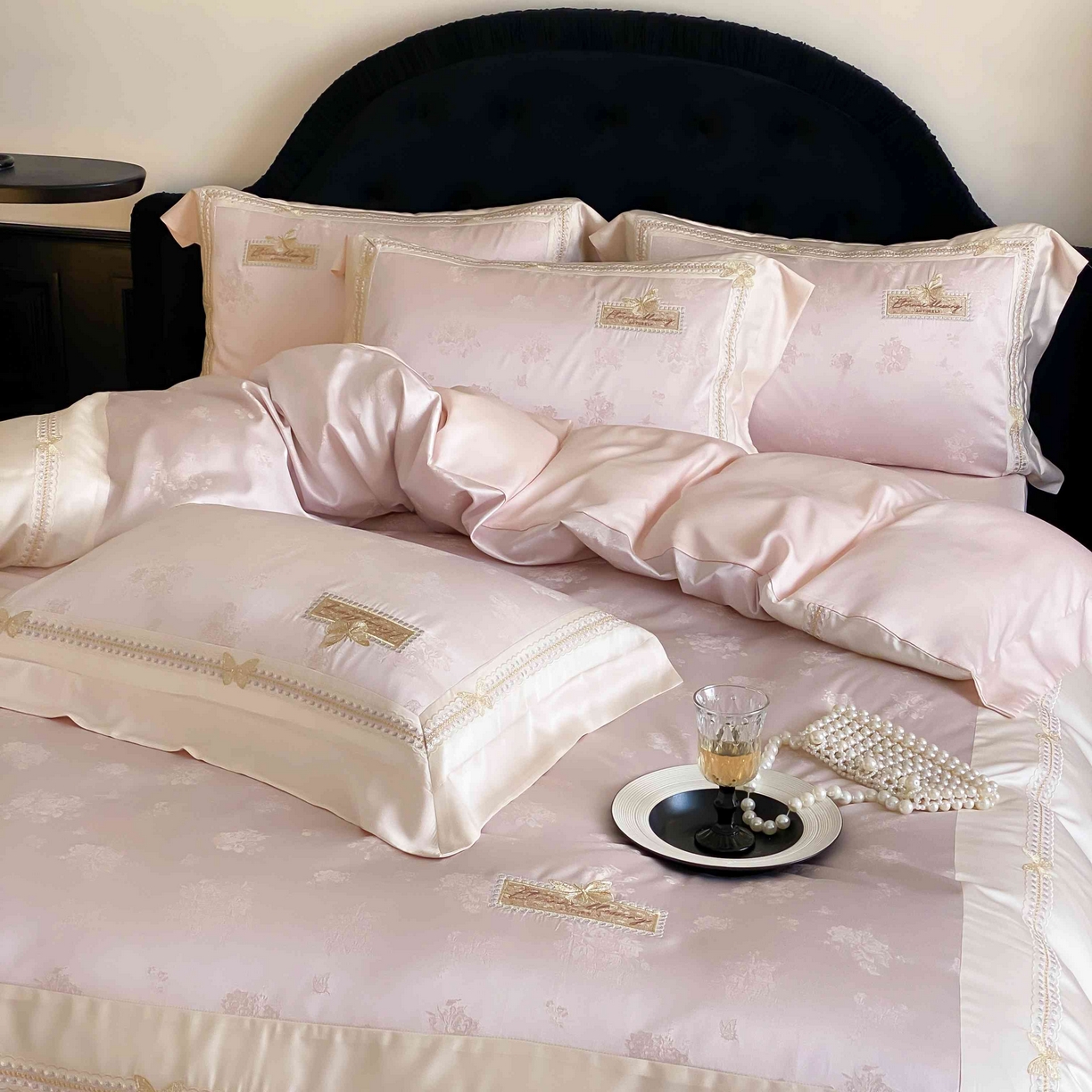 91家纺网 家纺一手货源 找家纺 太古汇家居 2025新款天丝高精密提花+绣花“花间蝶影”系列四件套 花间蝶影-粉色