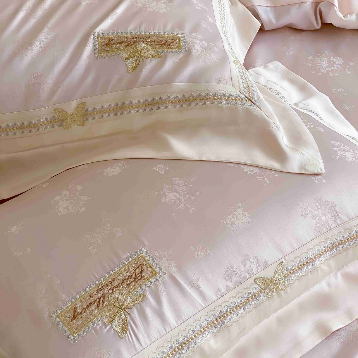 91家纺网 家纺一手货源 找家纺 太古汇家居 2025新款天丝高精密提花+绣花“花间蝶影”系列四件套 花间蝶影-粉色