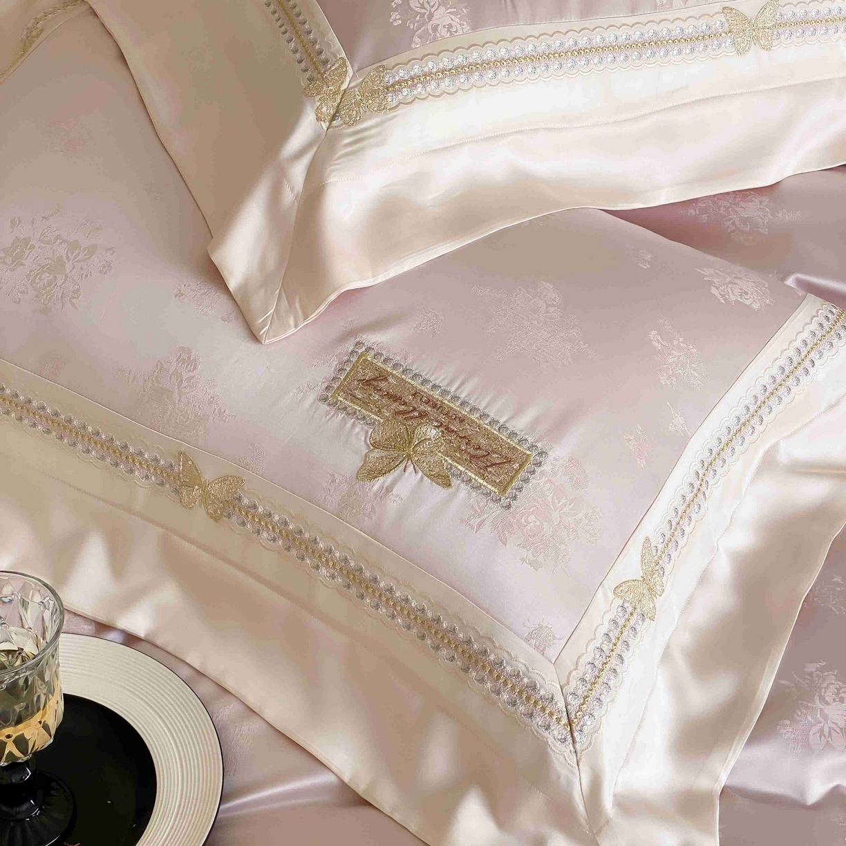 91家纺网 家纺一手货源 找家纺 太古汇家居 2025新款天丝高精密提花+绣花“花间蝶影”系列四件套 花间蝶影-粉色