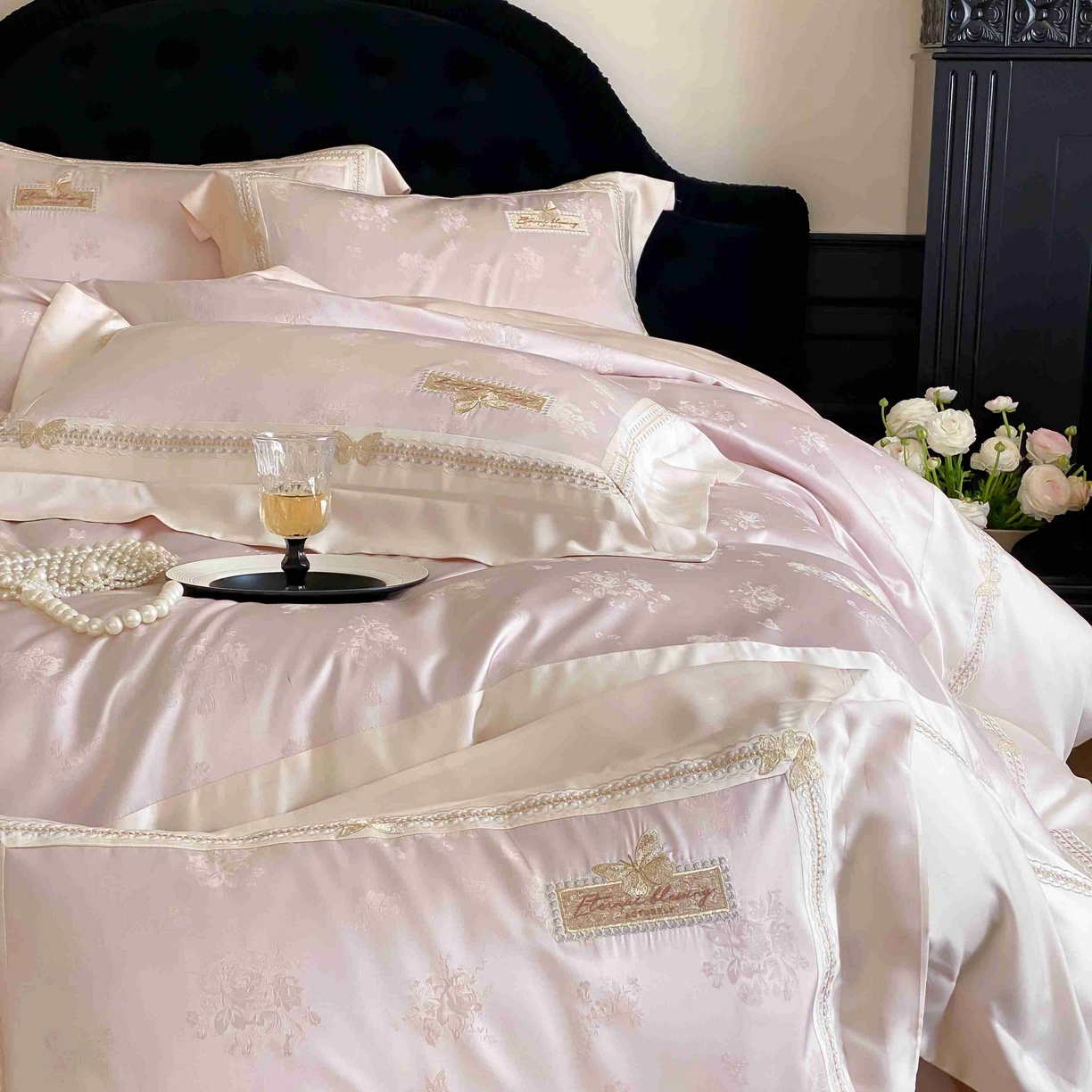 91家纺网 家纺一手货源 找家纺 太古汇家居 2025新款天丝高精密提花+绣花“花间蝶影”系列四件套 花间蝶影-粉色