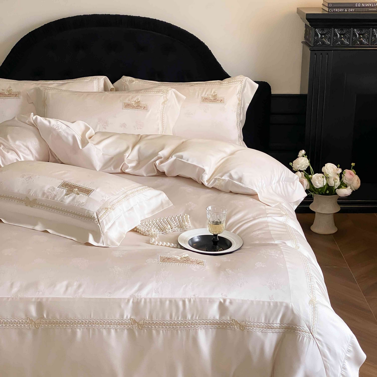 91家纺网 家纺一手货源 找家纺 太古汇家居 2025新款天丝高精密提花+绣花“花间蝶影”系列四件套 花间蝶影-香槟