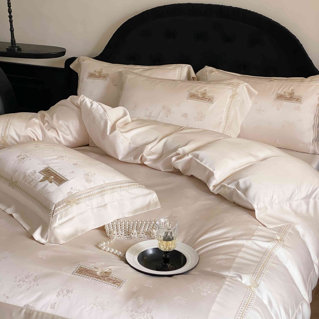 91家纺网 家纺一手货源 找家纺 太古汇家居 2025新款天丝高精密提花+绣花“花间蝶影”系列四件套 花间蝶影-香槟