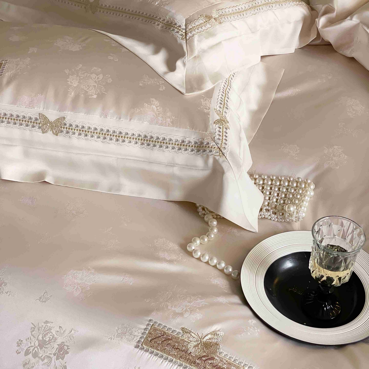 91家纺网 家纺一手货源 找家纺 太古汇家居 2025新款天丝高精密提花+绣花“花间蝶影”系列四件套 花间蝶影-香槟