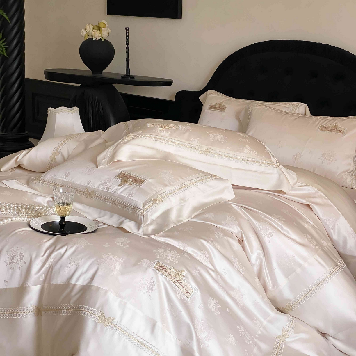 91家纺网 家纺一手货源 找家纺 太古汇家居 2025新款天丝高精密提花+绣花“花间蝶影”系列四件套 花间蝶影-香槟