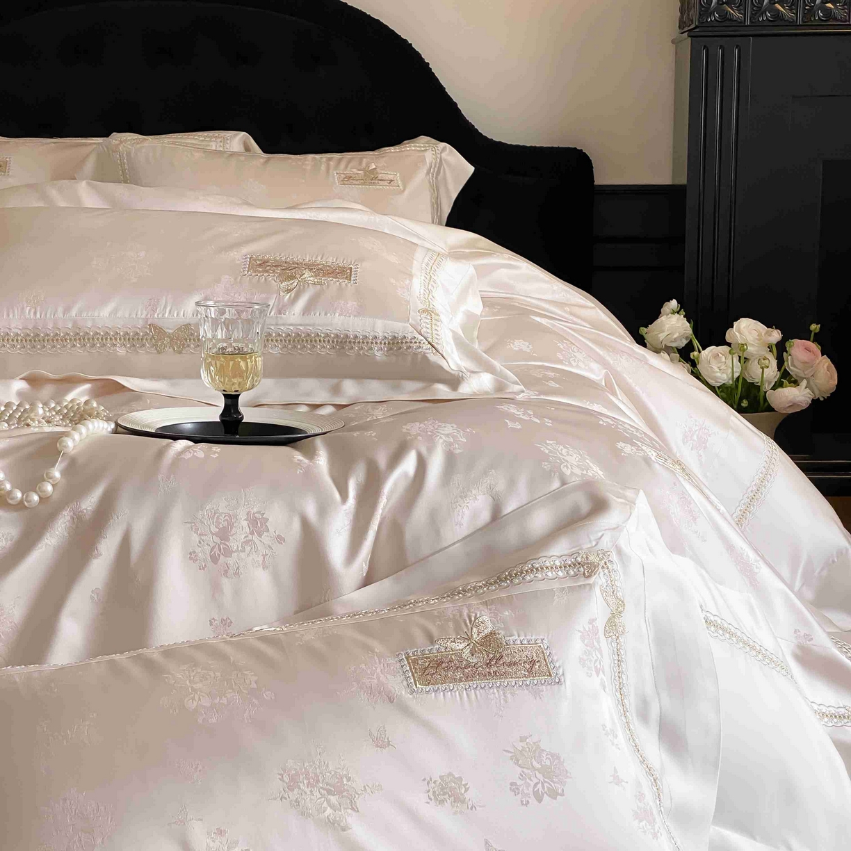 91家纺网 家纺一手货源 找家纺 太古汇家居 2025新款天丝高精密提花+绣花“花间蝶影”系列四件套 花间蝶影-香槟