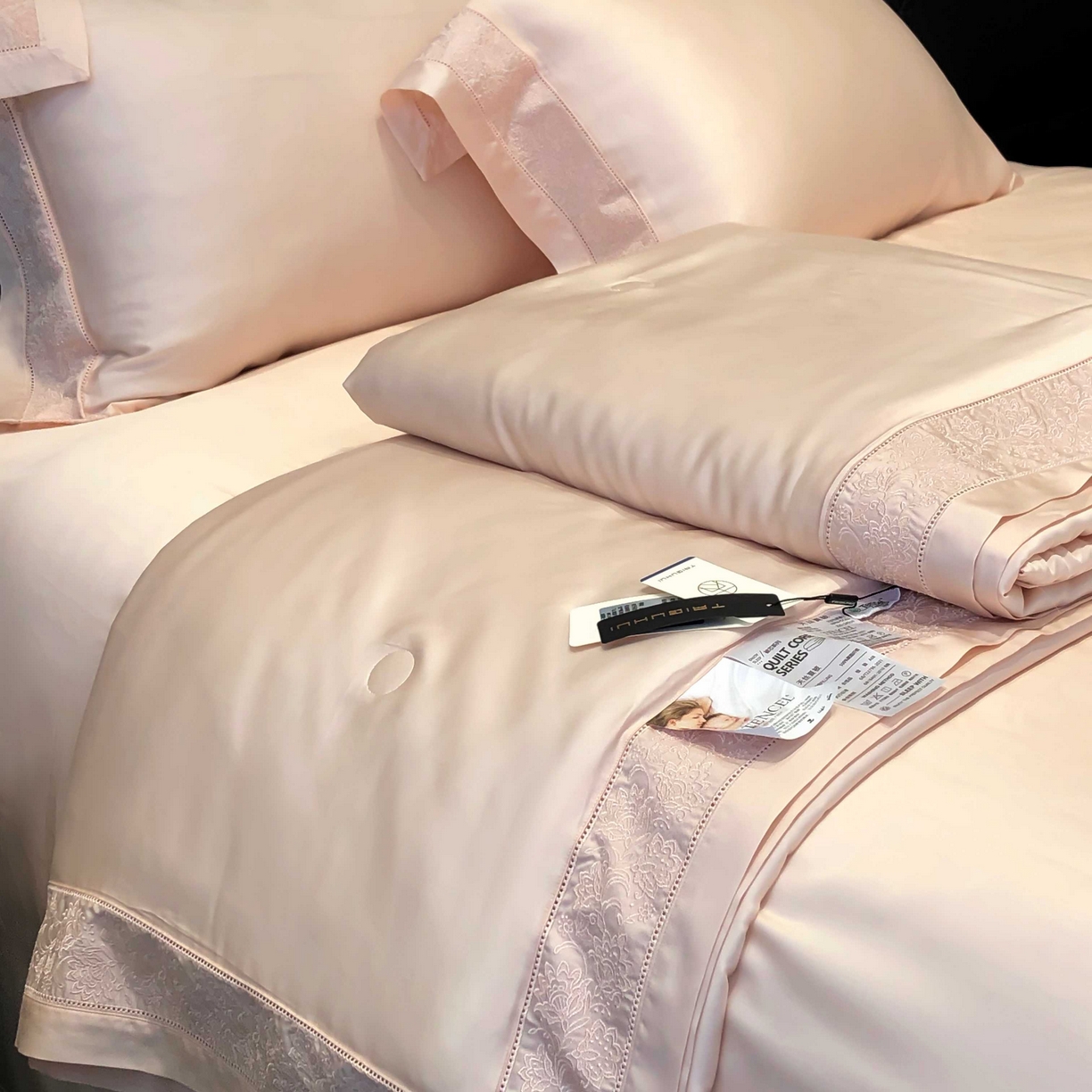 91家纺网 家纺一手货源 找家纺 太古汇家居 2025新款天丝镂空夏被“芙蕾特”系列 芙蕾特-玉粉