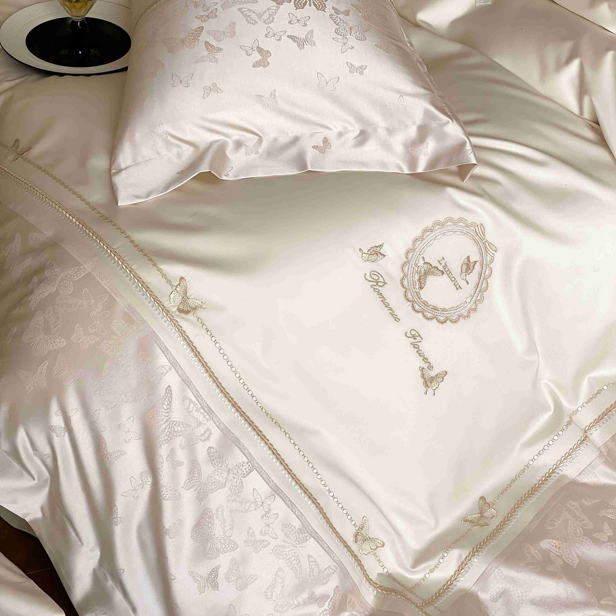 91家纺网 家纺一手货源 找家纺 太古汇家居 2025新款长绒棉高精密提花+绣花四件套“星辰梦蝶”系列 香槟色