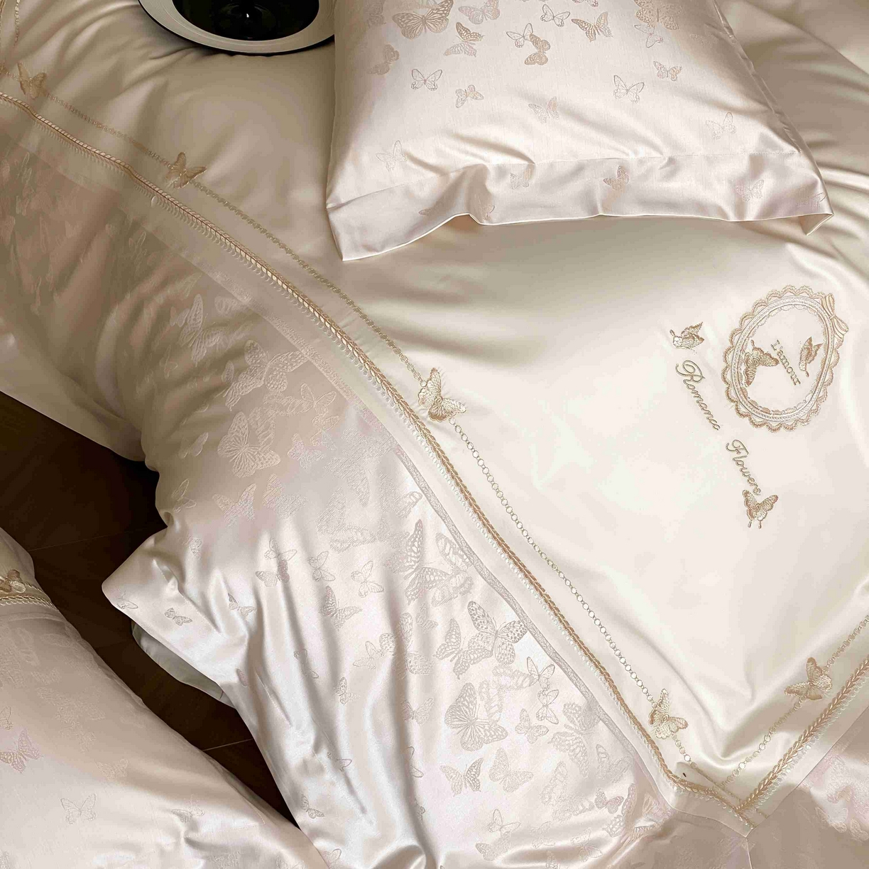 91家纺网 家纺一手货源 找家纺 太古汇家居 2025新款长绒棉高精密提花+绣花四件套“星辰梦蝶”系列 香槟色