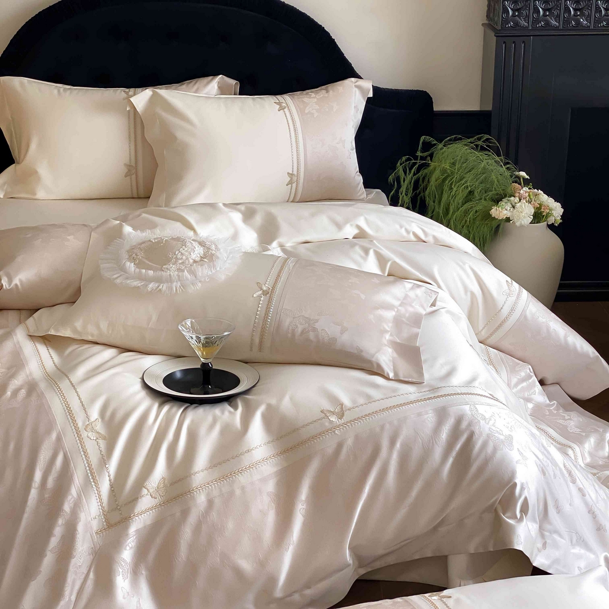 91家纺网 家纺一手货源 找家纺 太古汇家居 2025新款长绒棉高精密提花+绣花四件套“星辰梦蝶”系列 香槟色