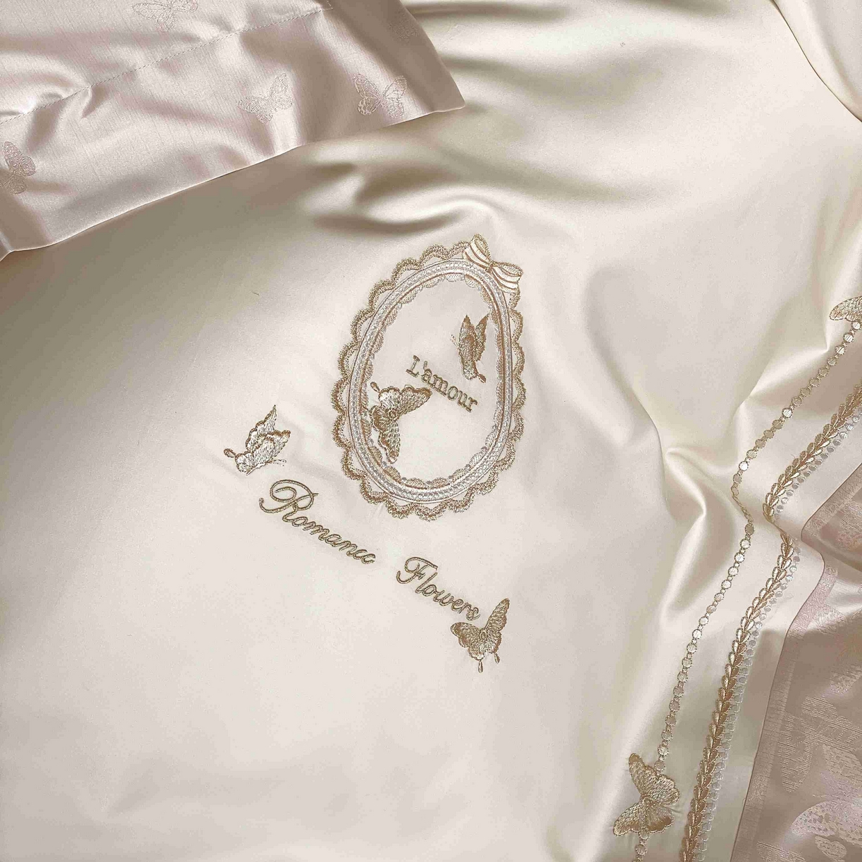 91家纺网 家纺一手货源 找家纺 太古汇家居 2025新款长绒棉高精密提花+绣花四件套“星辰梦蝶”系列 香槟色